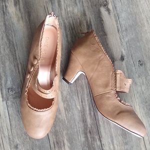 Vintage-style Chase + Chloe pumps, taupe, size 8